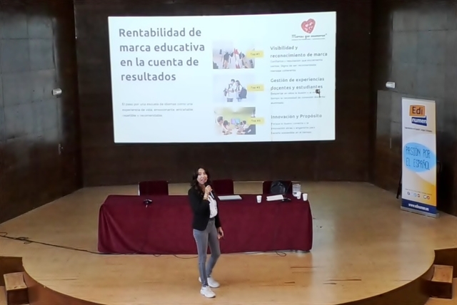 Vivian García (Marcas que enamoran) en la conferencia De las aulas al corazón de tus estudiantes: Claves para impulsar la rentabilidad de tu marca educativa.