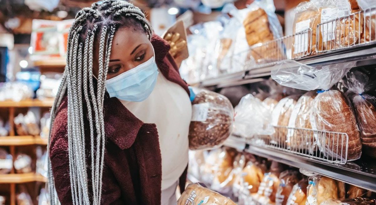Mujer en una tienda decide qué pan comprar. Miedo en las decisiones de compra, Marcas que Enamoran