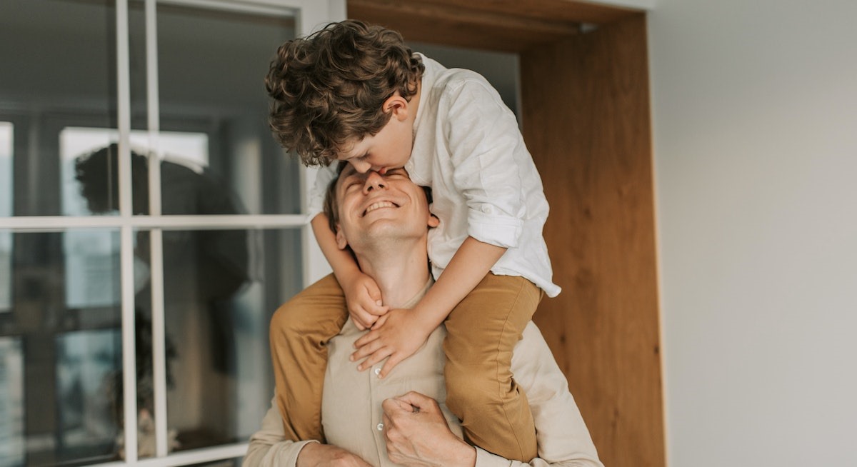 Sorprender con experiencias el Día del Padre: un padre abraza a su hijo