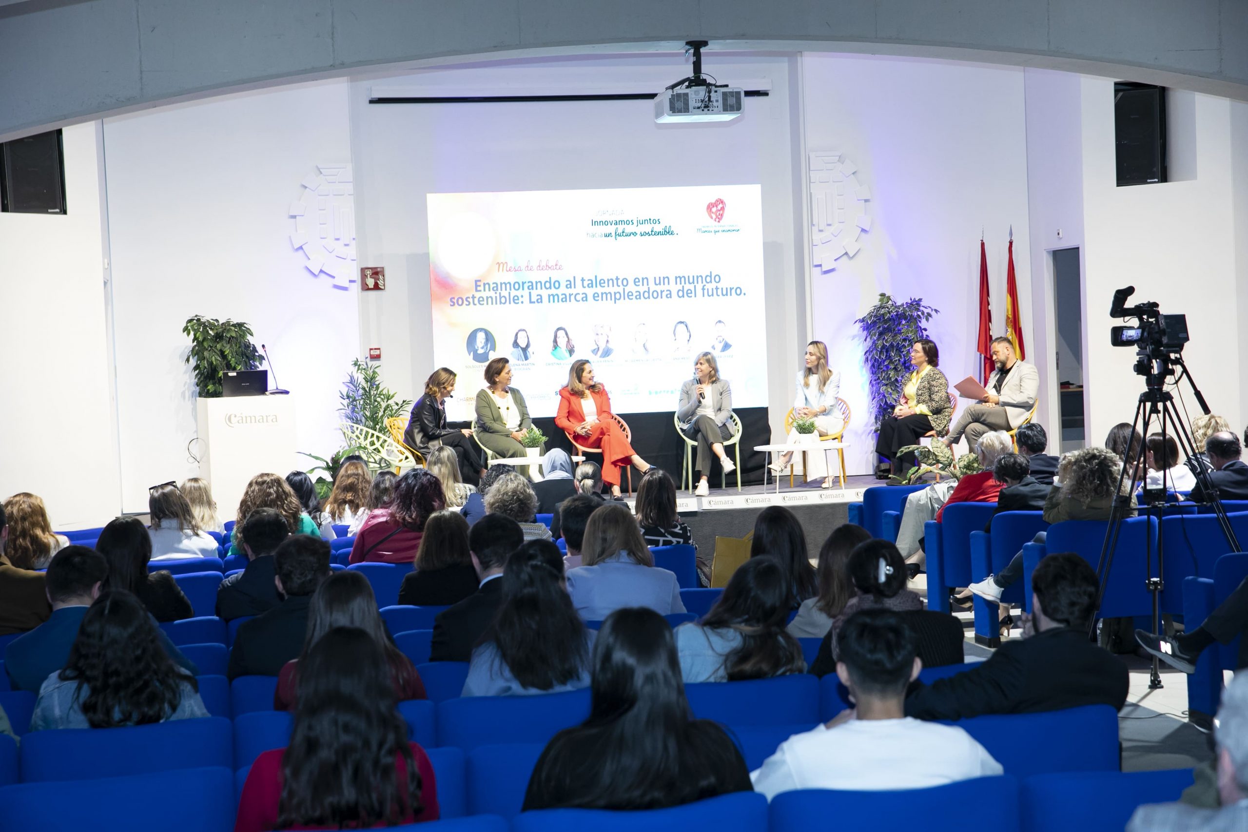 Speedtalks y mesas de debate en Jornada Innovamos juntos hacia un futuro sostenible.