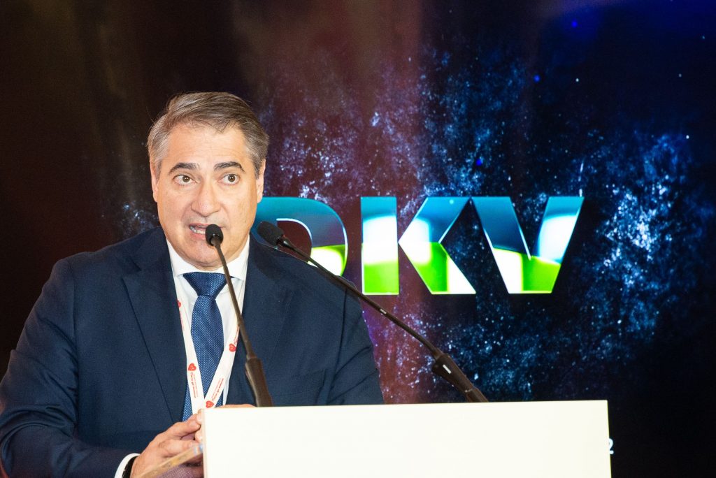 Juanma Chicote Director de Personas de DKV Seguros dando un mensaje como marca patrocinadora en Premios Internacionales Marcas que Enamoran 2022