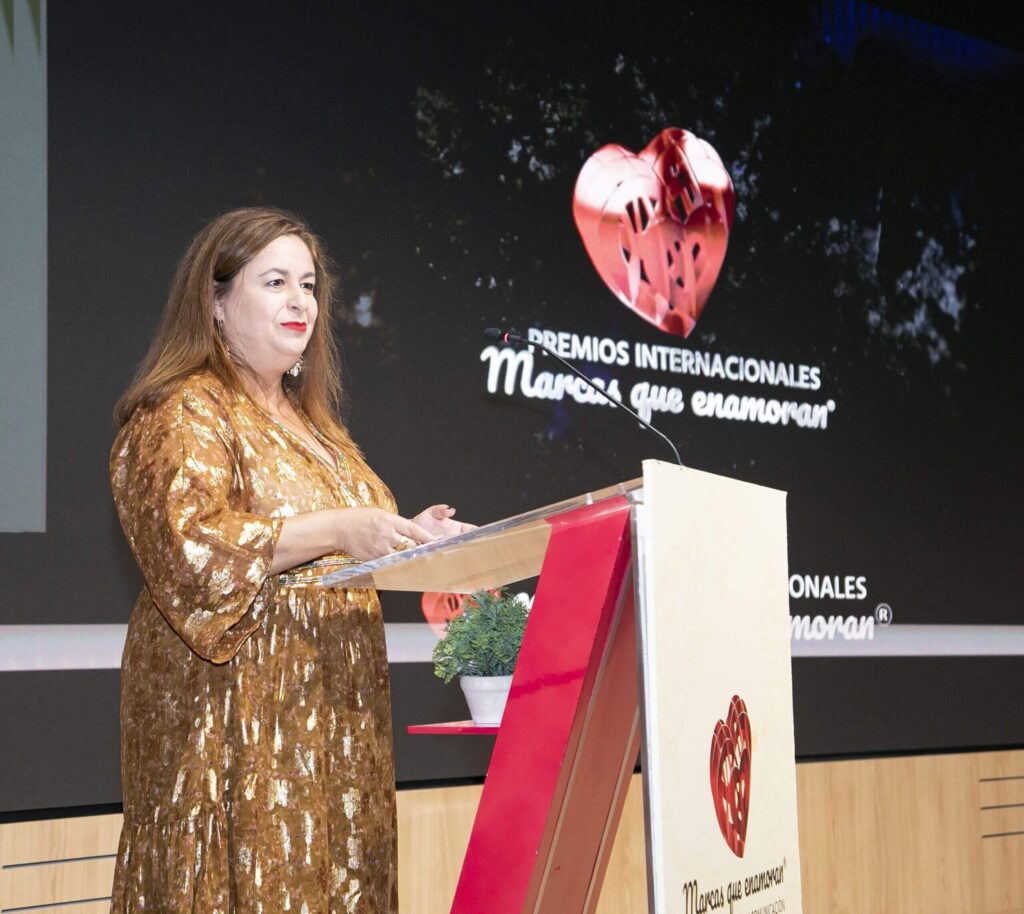 María Encinas, Gerente de la Escuela de Negocios de Cámara Madrid, dando el discurso de bienvenida oficial de Cámara Madrid, en la IV Gala de entrega de Premios Internacionales Marcas que Enamoran® 2025.