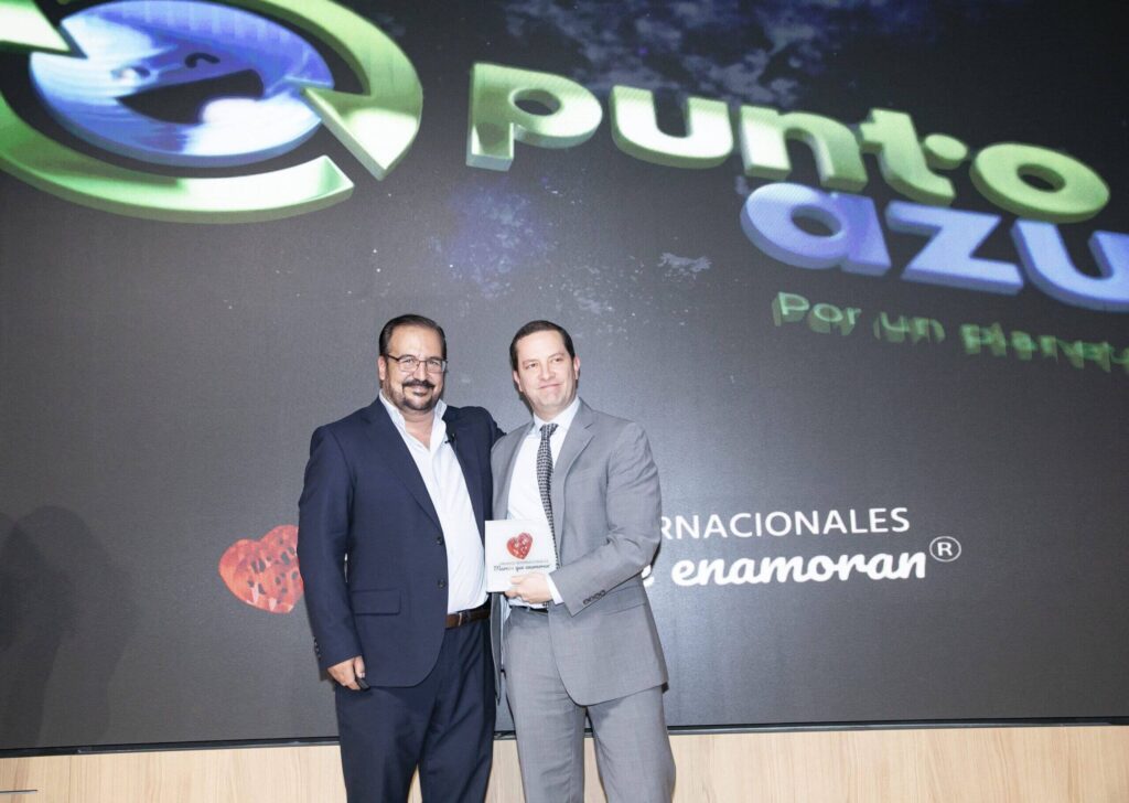 Jorge Trujillo, Director Ejecutivo de Punto Azul, recibe el premio en la categoría Medioambiente & Sostenibilidad, en la IV Gala de entrega de Premios Internacionales Marcas que Enamoran® de la mano de Miguel Ángel Pérez Laguna.